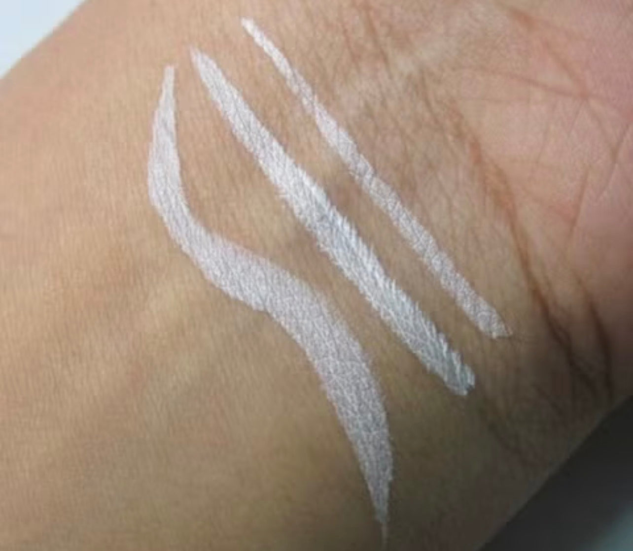 La girl Line Art Matte Eyeliner 715 Pure White