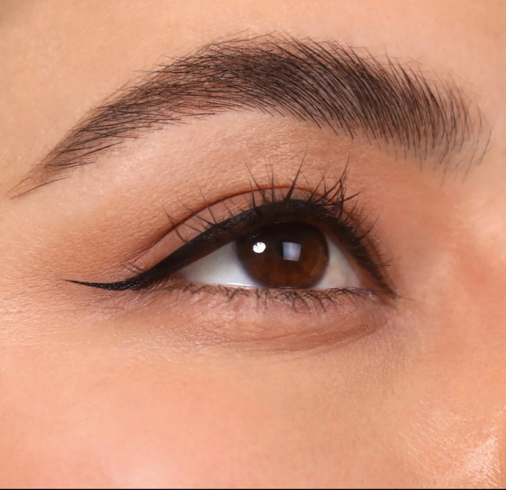 ANGLED LIQUID LINER (001, BLACK)