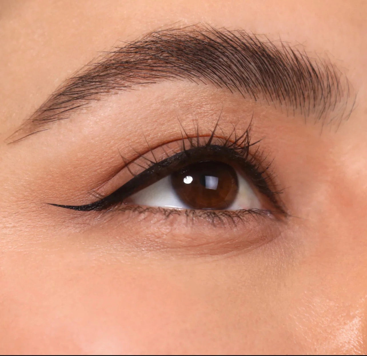 ANGLED LIQUID LINER (001, BLACK)
