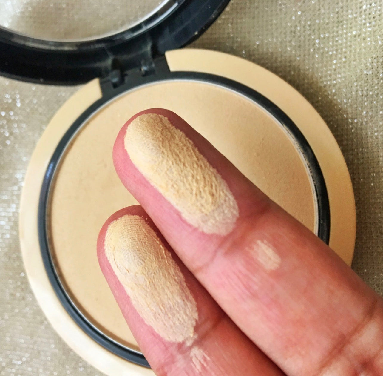 Lagirl powder compact